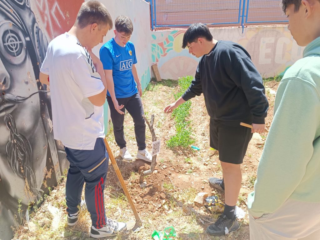 Los alumnos de FP Básica se vuelcan con el proyecto de 'Ecohuerto'